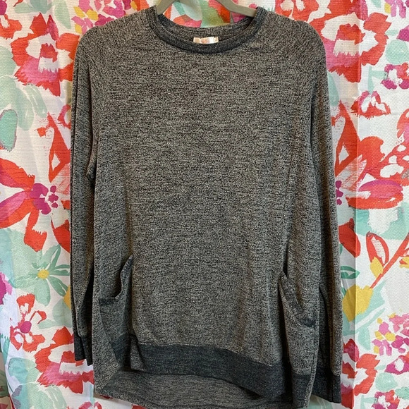 halife Tops - Buttery Soft top with pockets womens high low size L gray